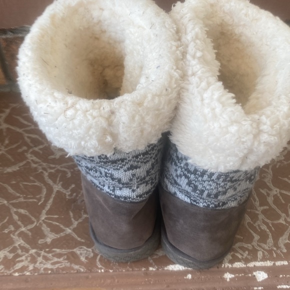 MUKLUKS gray and white boot with faux laces on front. - Picture 6 of 8